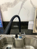 Torneira Gourmet Luxo Preta com Chuveiro Flexível - A Casa do Marmorista